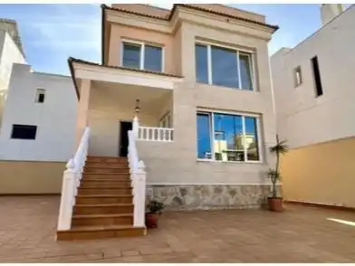 Villa avec jardin à vendre à LAS filipinas 1