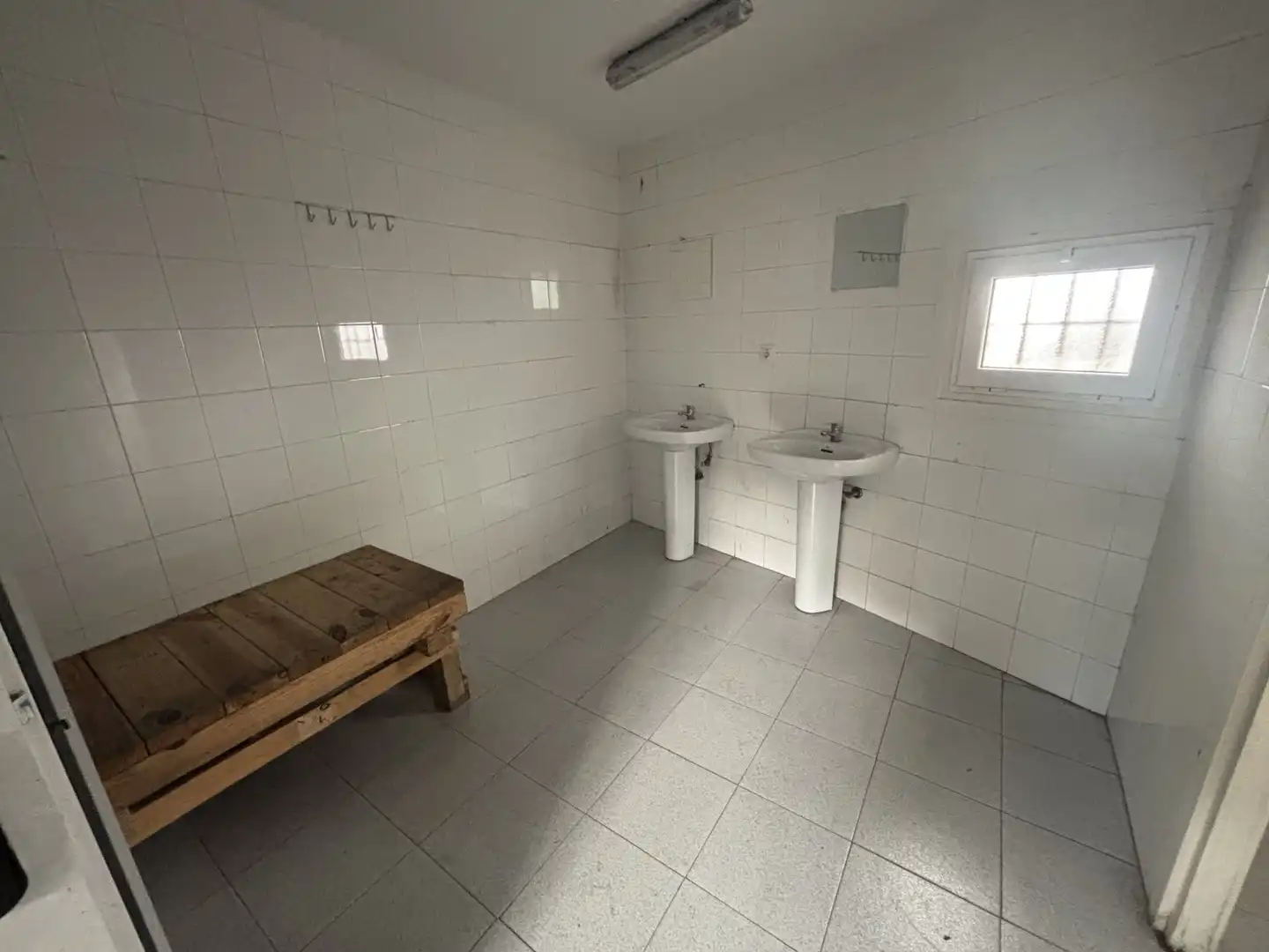 Badezimmer von Fabrikhallen zur Miete in Centre  