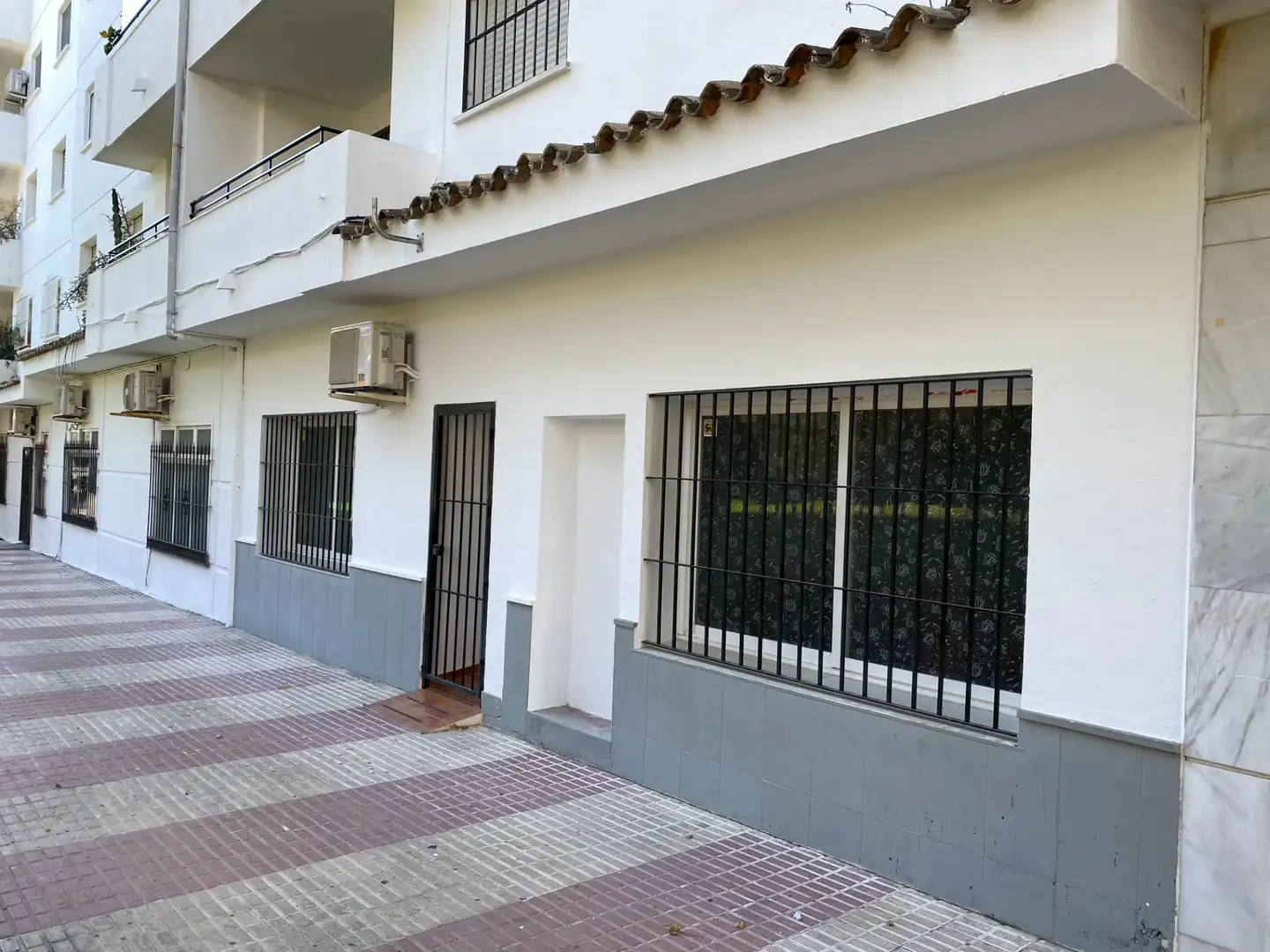 Vista exterior de Local en venta en Marbella con Aire acondicionado, Calefacción y Terraza