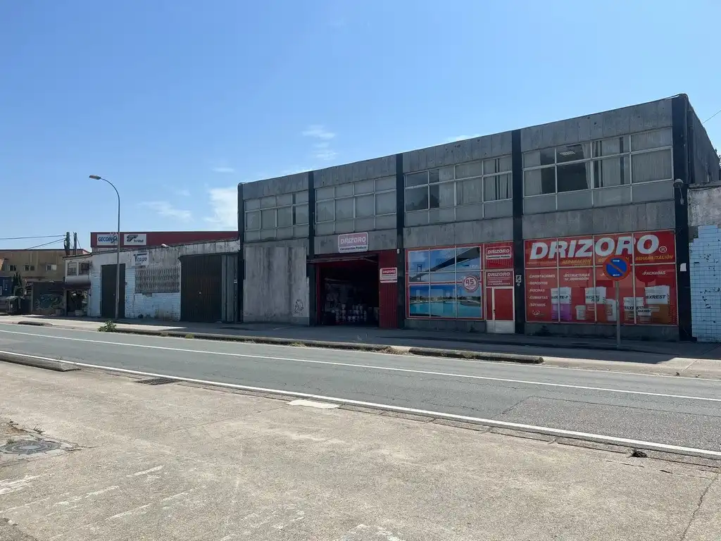 Vista exterior de Nave industrial en venta en Redondela