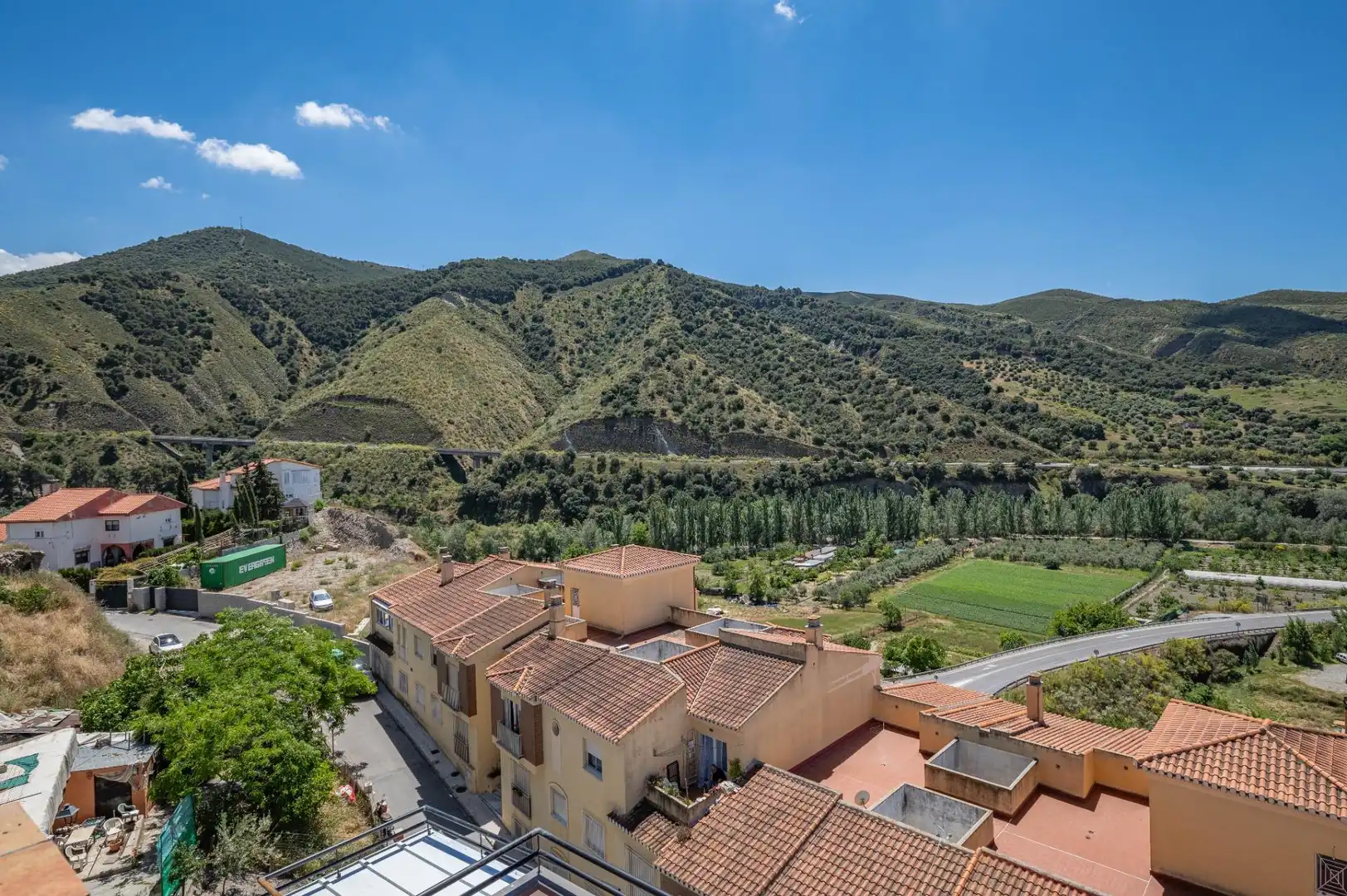 Vista exterior de Pis en venda en Cenes de la Vega amb Calefacció, Balcó i Piscina comunitària