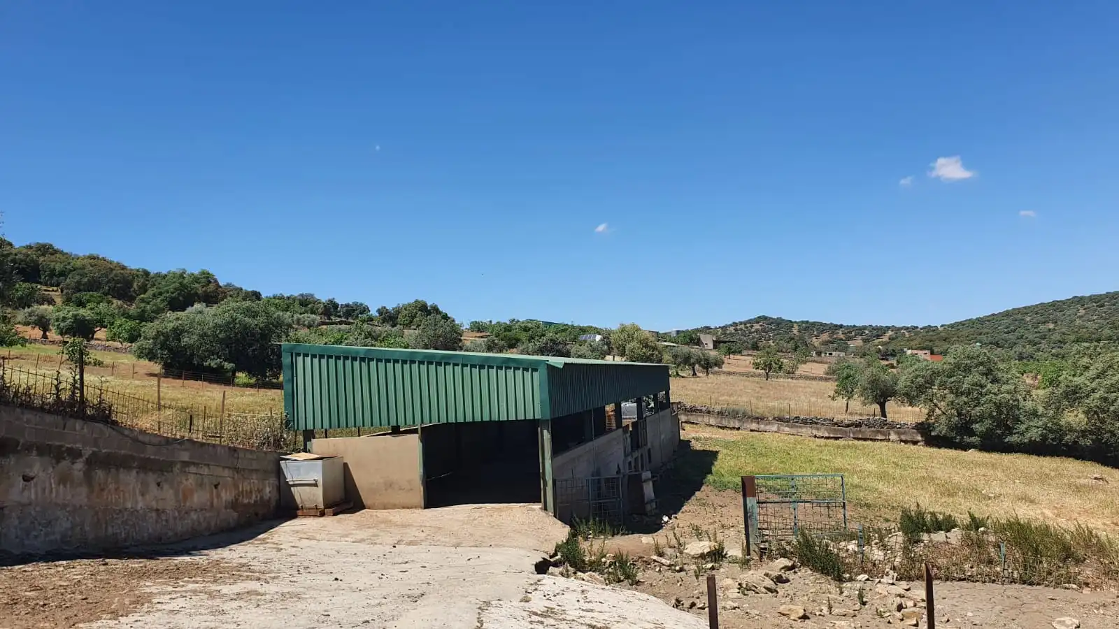 Vista exterior de Nave industrial en venta en Salvaleón