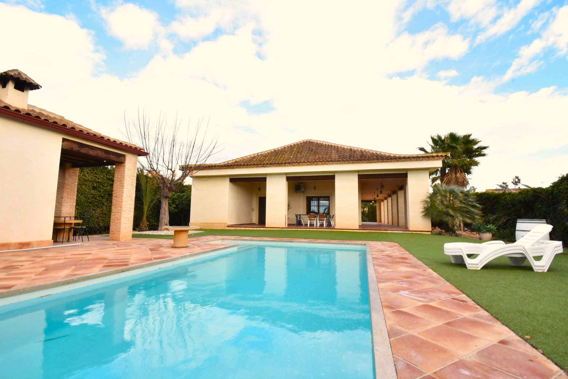 Vista exterior de Casa o xalet en venda en Elche / Elx amb Aire condicionat, Jardí privat i Terrassa