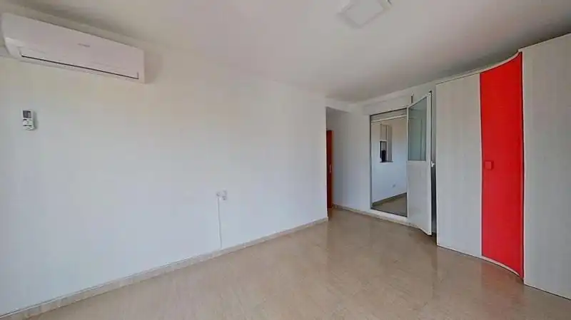 Schlafzimmer von Dachboden zum Verkauf in Cúllar Vega mit Terrasse und Balkon