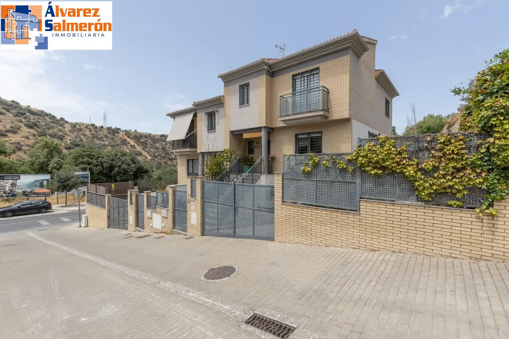 Vista exterior de Casa adosada en venta en Granada con Aire acondicionado, Calefacción y Balcón