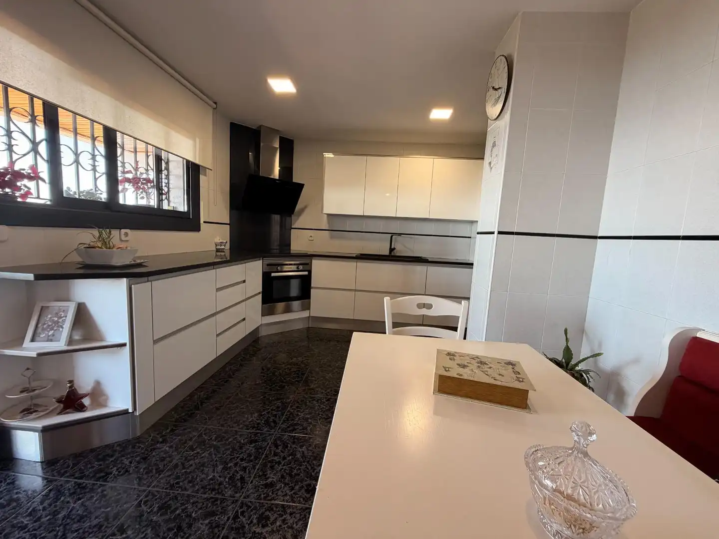 Cuina de Casa o xalet en venda en Mataró amb Calefacció, Terrassa i Traster