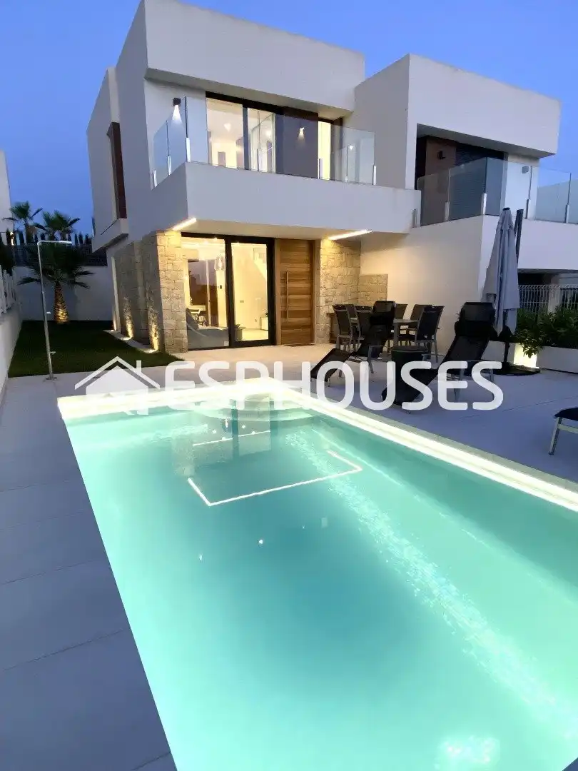 Casa a schiera con terrazza in vendita a Golf Bahía