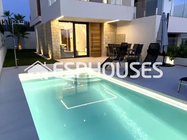 Terraced house with balcony for sale in Golf Bahía