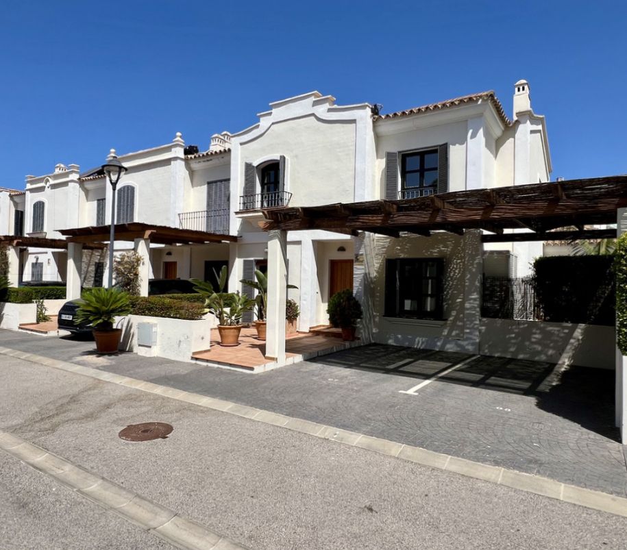 Vista exterior de Pis en venda en Marbella amb Jardí privat, Terrassa i Traster