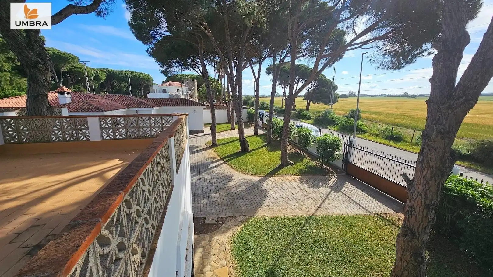 Vista exterior de Casa o xalet en venda en Chiclana de la Frontera amb Aire condicionat, Calefacció i Jardí privat