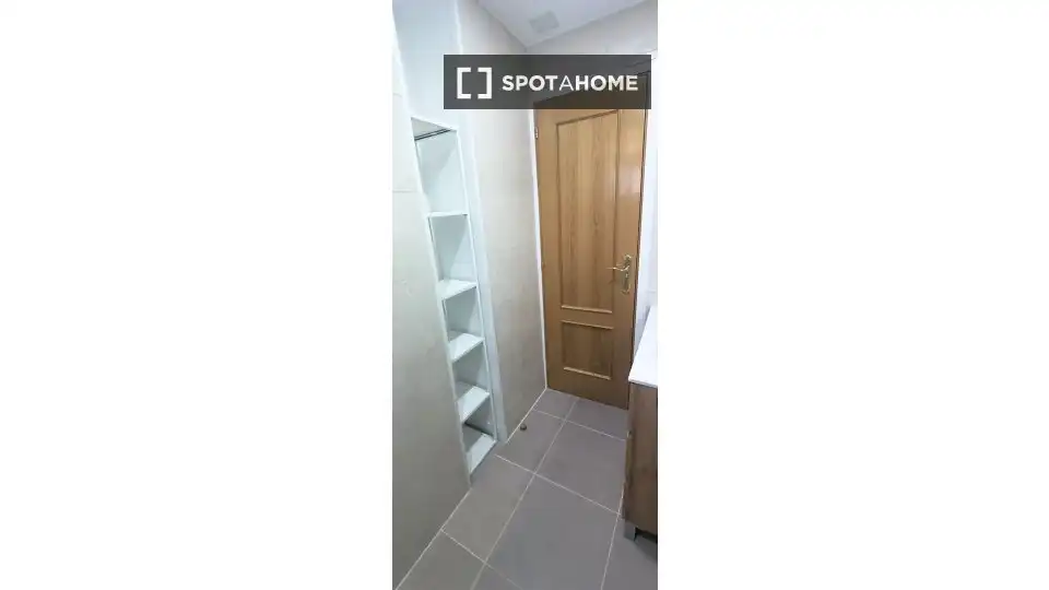 Baño de Piso para compartir en Segovia con Aire acondicionado, Calefacción y Amueblado