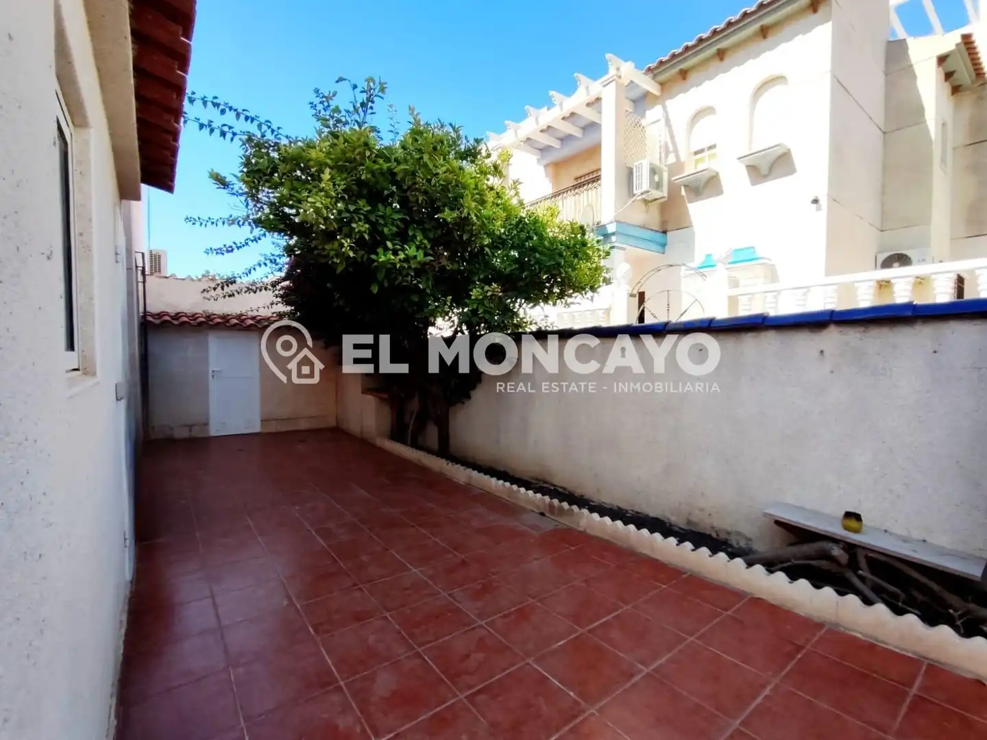 Vista exterior de Casa o xalet en venda en Orihuela amb Aire condicionat, Calefacció i Jardí privat
