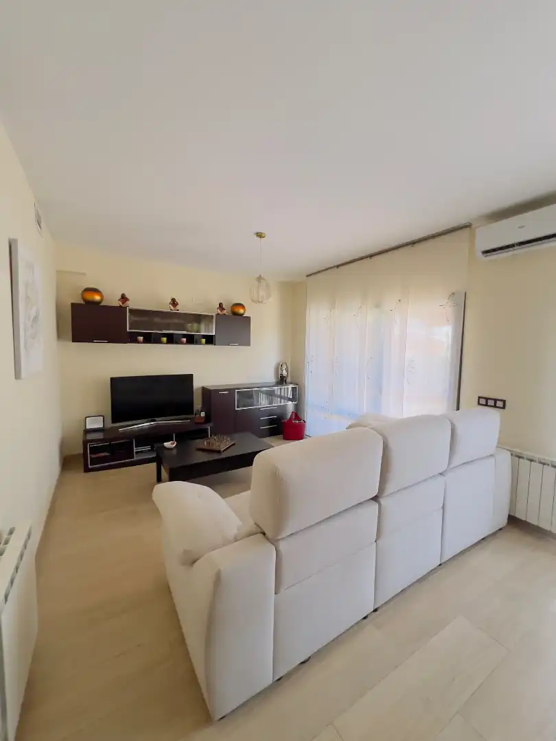 Sala de estar de Casa adosada en venta en Reus con Aire acondicionado, Calefacción y Jardín privado