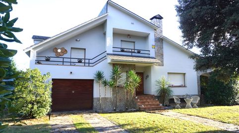 Impecable casa con gran jardín y vistas al bosque .