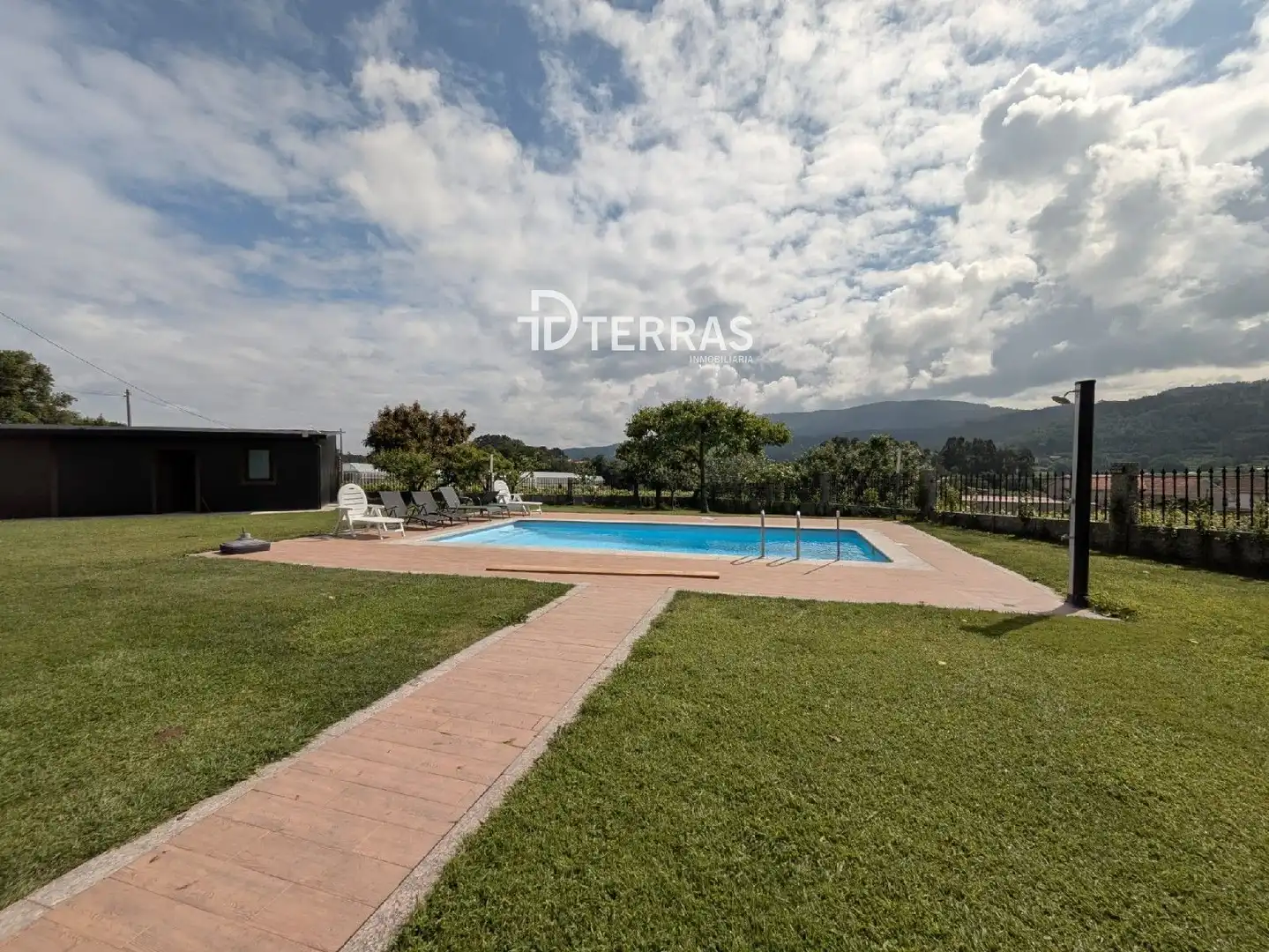 Piscina de Casa o xalet en venda en Barro amb Calefacció, Jardí privat i Traster