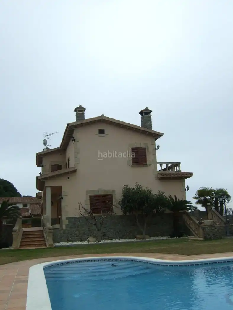 Vista exterior de Casa o xalet en venda en Mataró amb Aire condicionat, Calefacció i Jardí privat