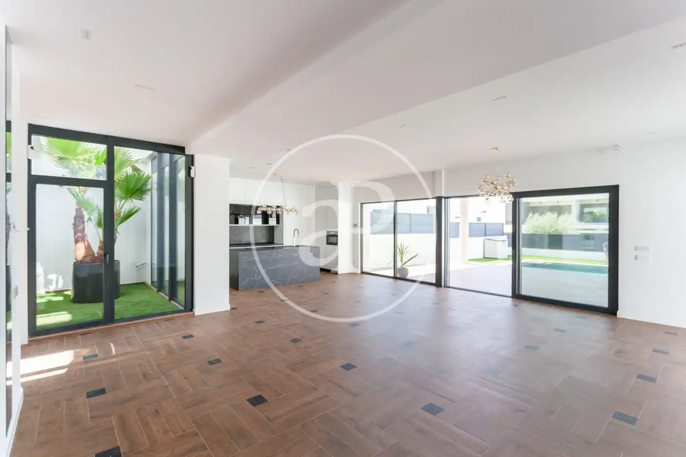 Casa aparellada amb piscina en venda a C. Tallín, imagen 3