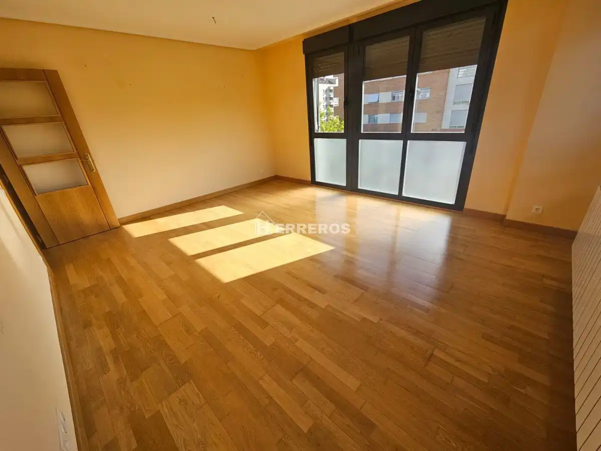 Dormitori de Pis en venda en  Logroño amb Calefacció, Parquet i Traster