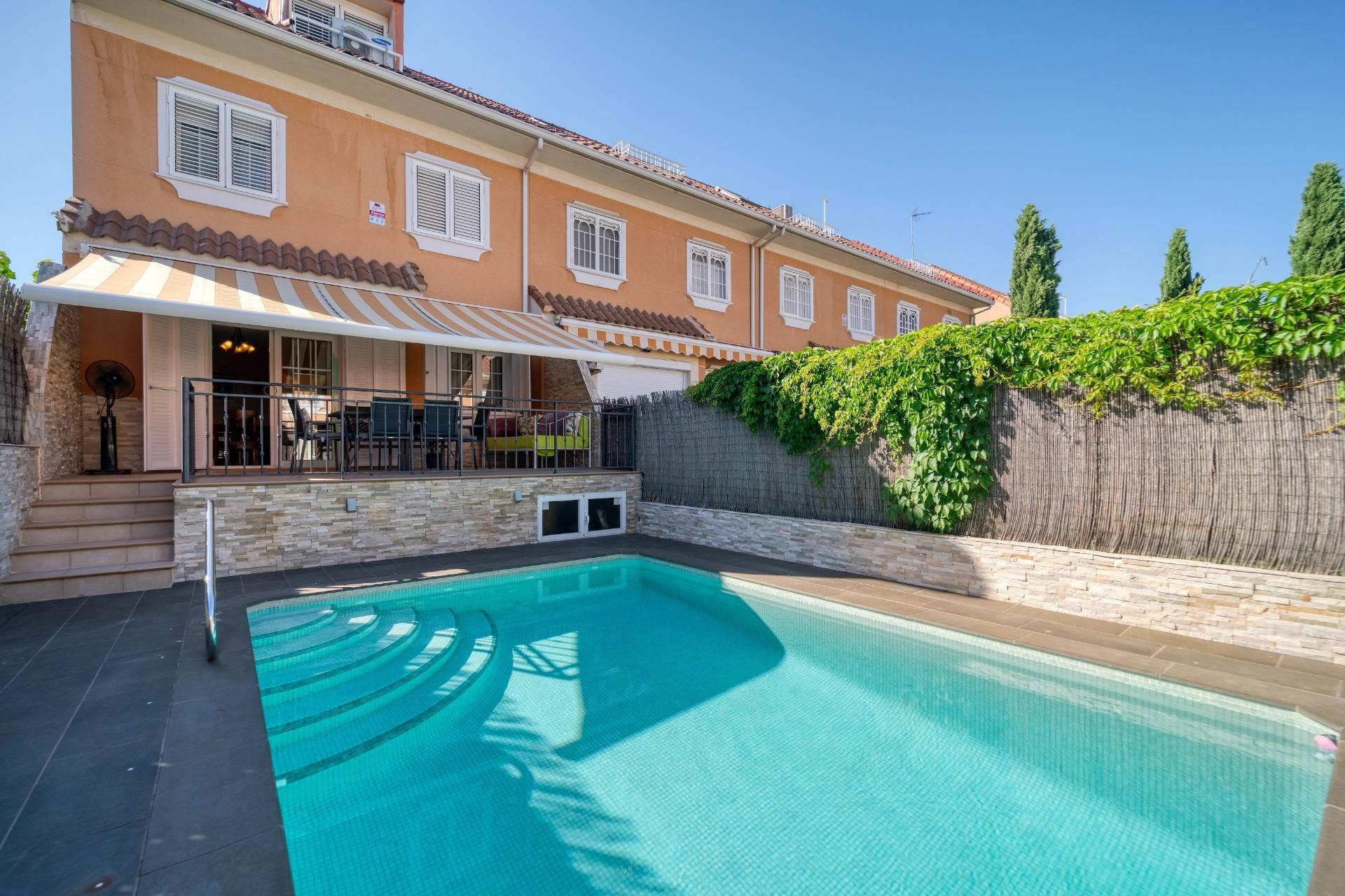 Piscina de Casa adosada en venda en Getafe amb Calefacció, Jardí privat i Piscina