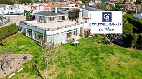Villa de 975 m en una tranquila zona residencial de Roses, cerca del centro y de la playa.La casa está dividida en varios niveles.
