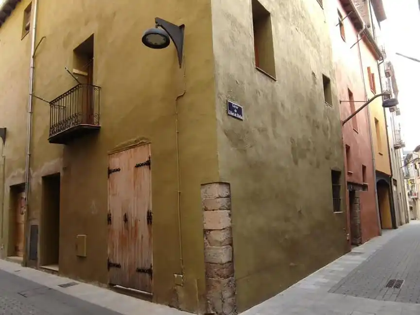Vista exterior de Dúplex en venda en Sant Joan de les Abadesses amb Traster, Moblat i Balcó
