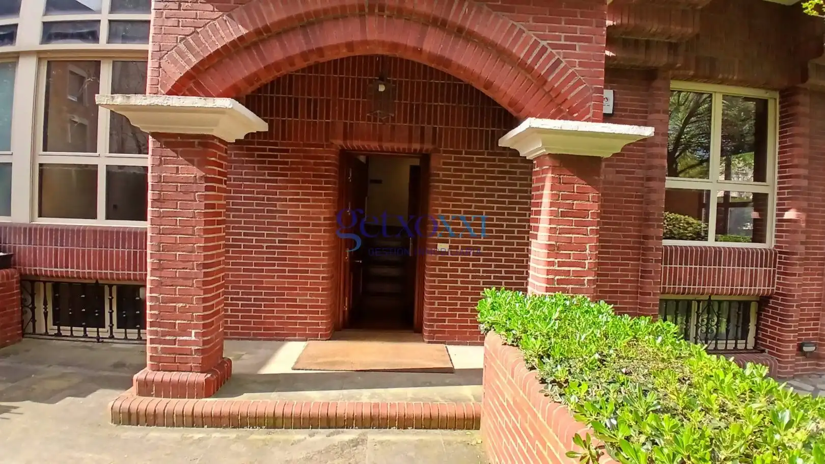 Vista exterior de Casa adosada en venda en Getxo  amb Calefacció, Jardí privat i Traster