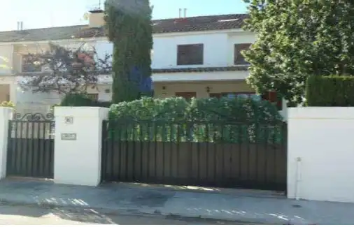 Vista exterior de Casa adosada en venda en La Pobla de Vallbona amb Terrassa i Balcó