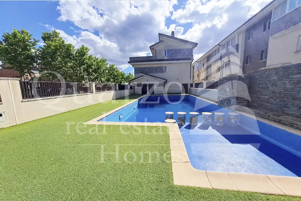 Piscina de Casa adosada en venta en Plasencia con Calefacción, Terraza y Balcón