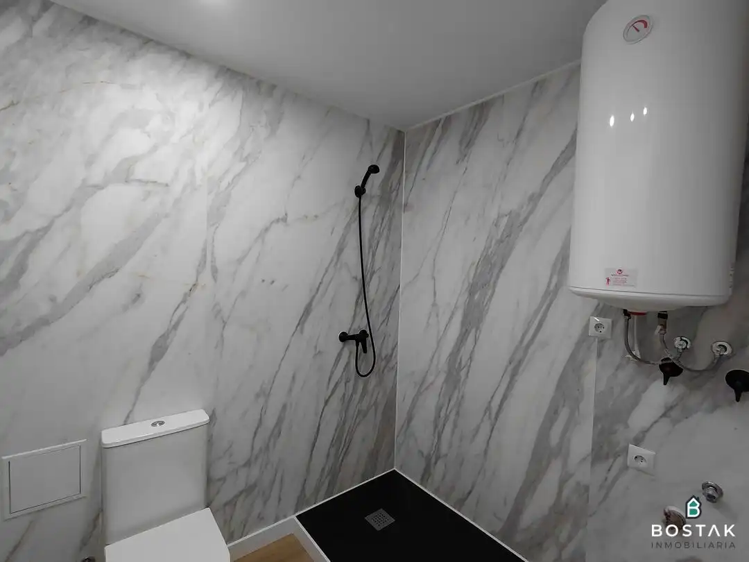 Bathroom of Flat for sale in Bilbao   with Heating and Balcony