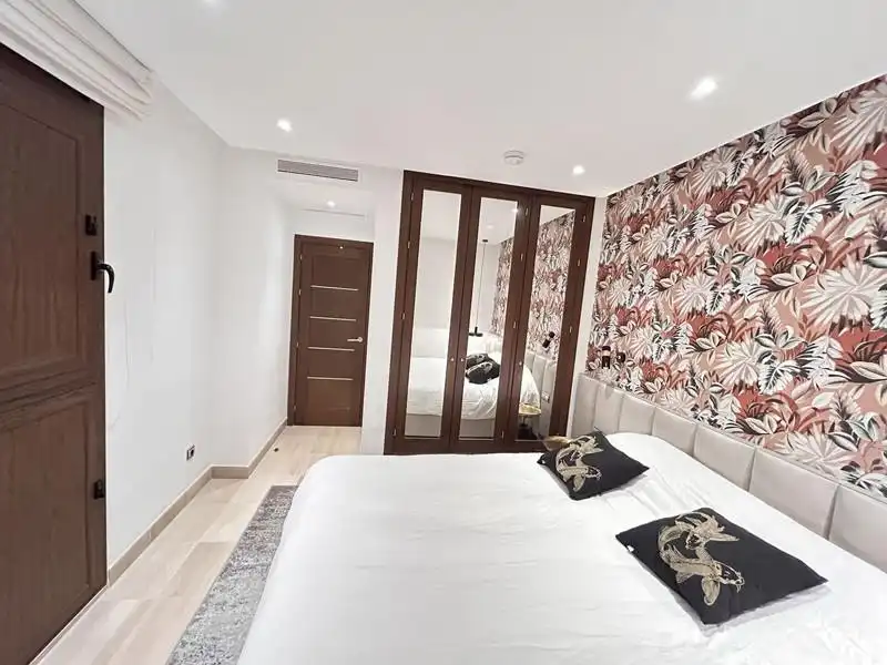 Habitación de Apartamento de alquiler en Estepona con Aire acondicionado, Terraza y Piscina