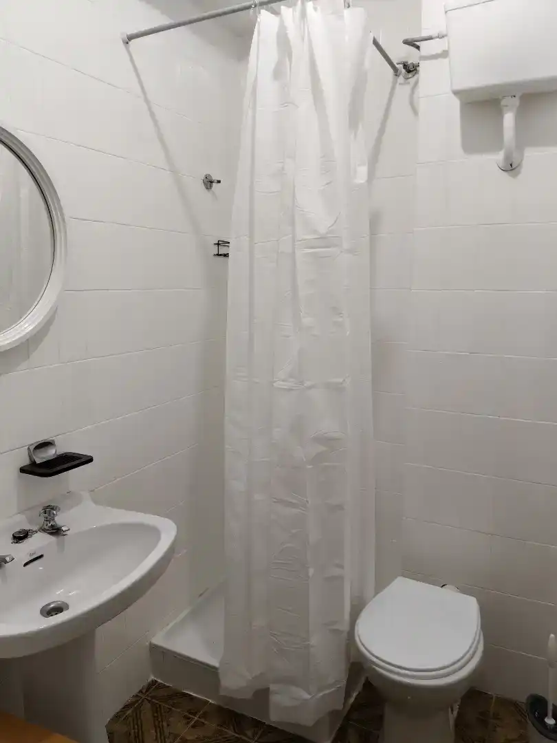 Badezimmer von Wohnung zur Miete in Utiel mit Möbliert, Ofen und Waschmaschine