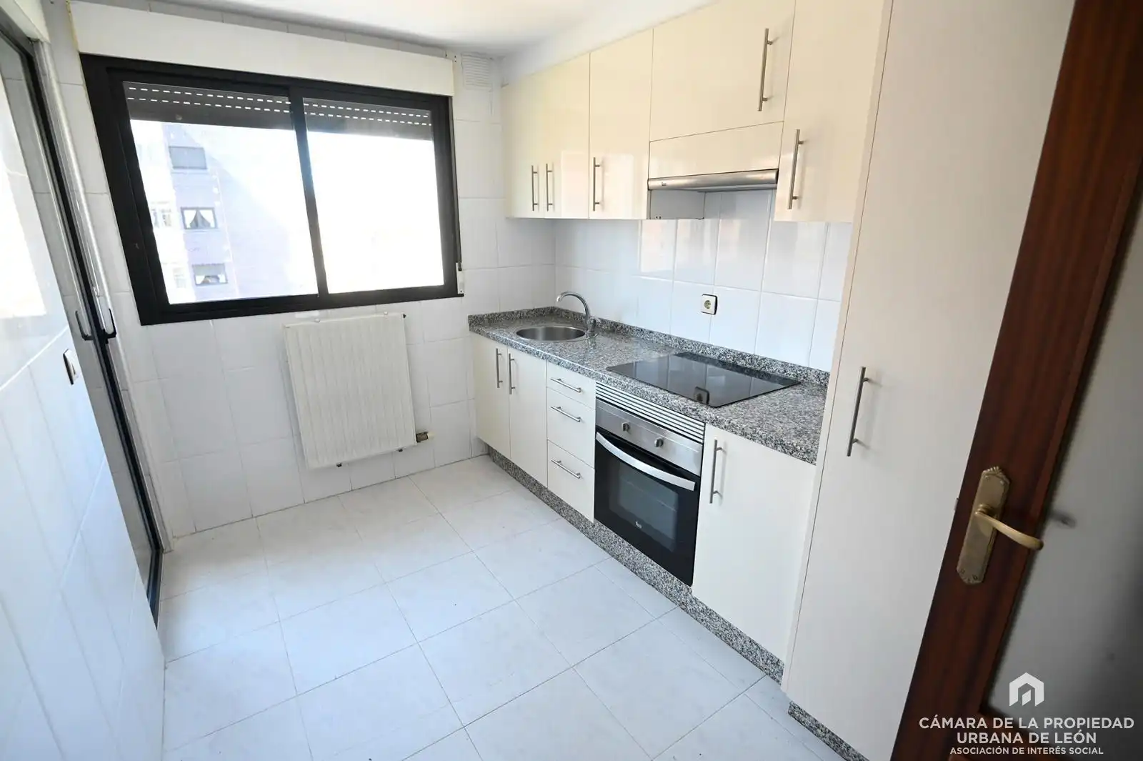 Cocina de Piso en venta en León Capital  con Calefacción, Terraza y Trastero