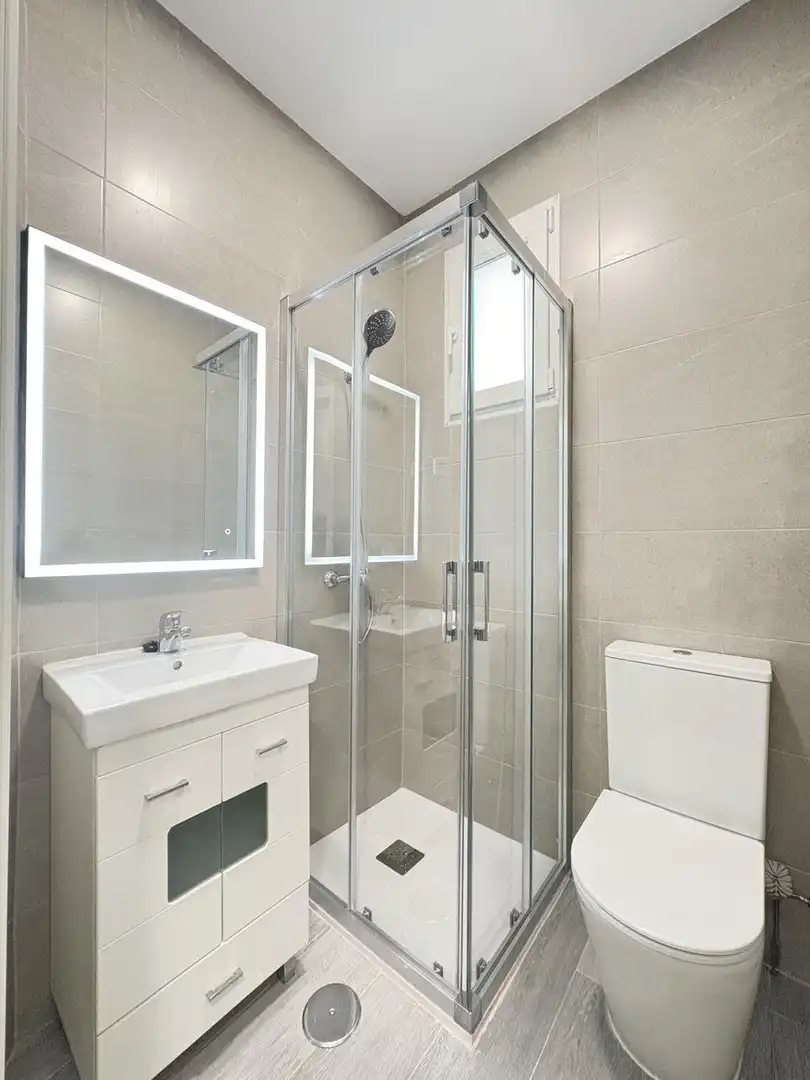Badezimmer von Wohnung zur Miete in Madrid mit Klimaanlage und Heizung