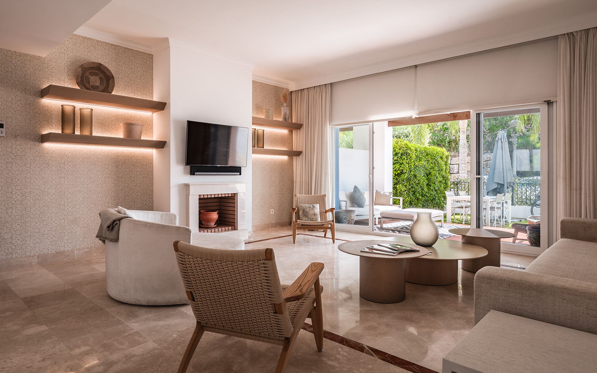 Sala d'estar de Planta baixa en venda en Benahavís amb Aire condicionat, Jardí privat i Terrassa