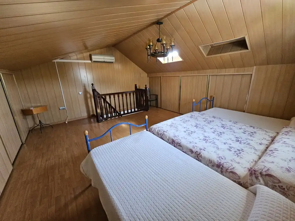 Schlafzimmer von Einfamilien-Reihenhaus zum Verkauf in Calafell mit Klimaanlage, Heizung und Privatgarten