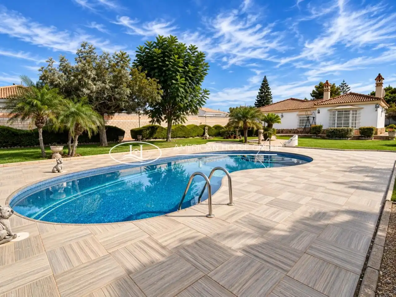 Piscina de Casa o xalet en venda en Chiclana de la Frontera amb Aire condicionat, Jardí privat i Traster