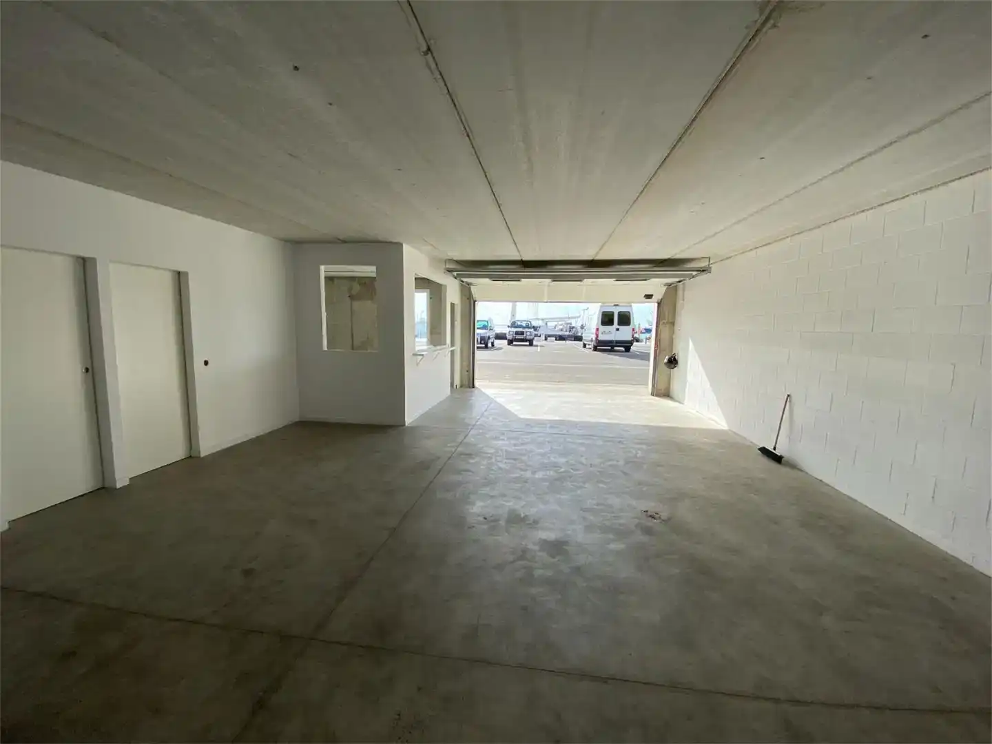 Parkplatz von Fabrikhallen zur Miete in Roses