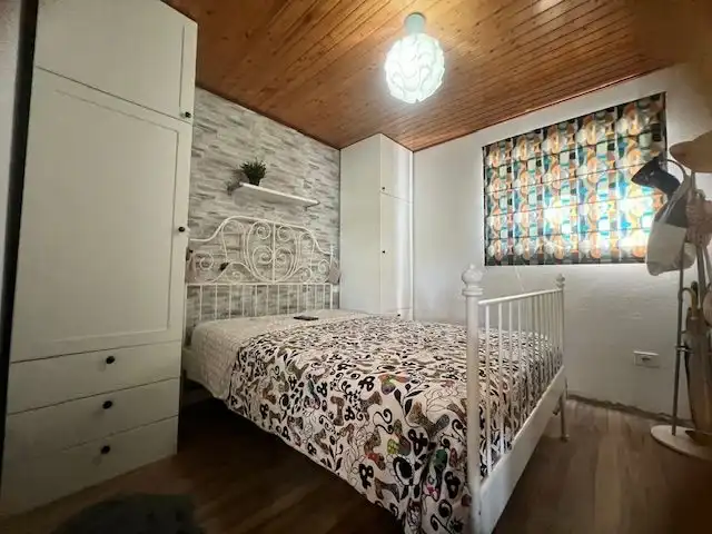 Dormitori de Casa o xalet en venda en Friol amb Jardí privat, Terrassa i Moblat