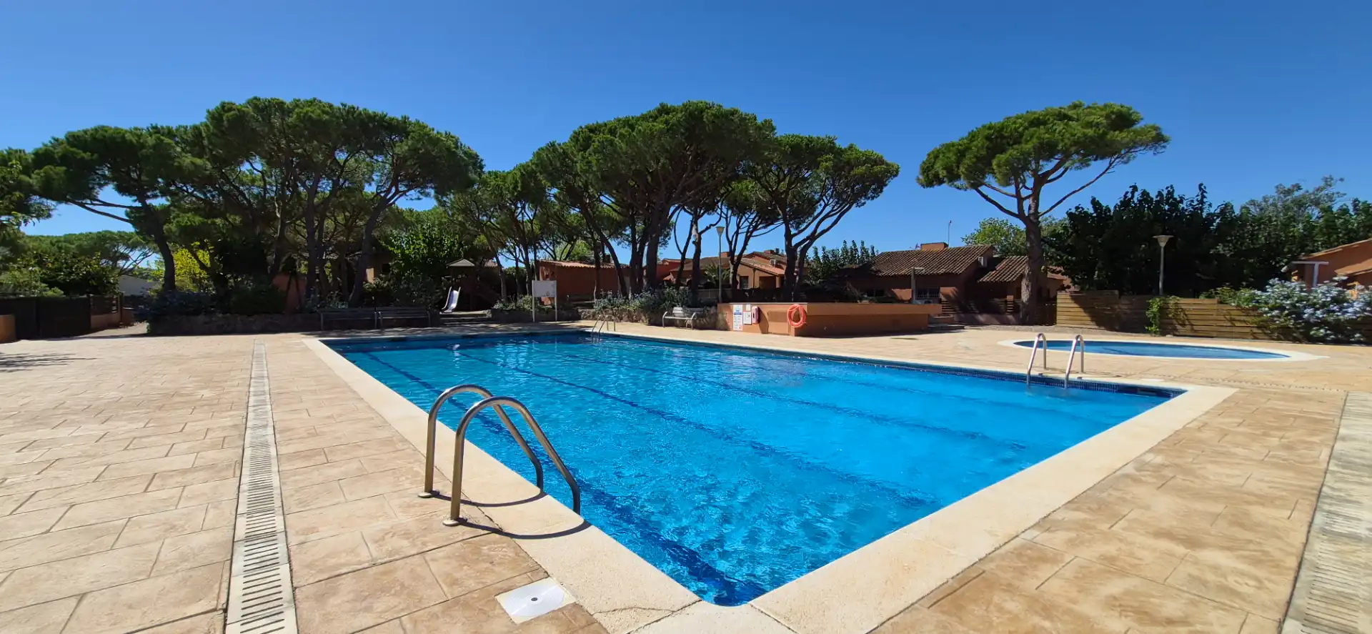 Schwimmbecken von Wohnung zum Verkauf in El Mas Pinell