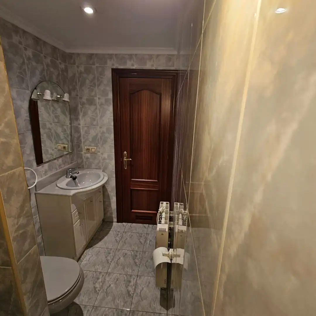Bathroom of Flat for sale in San Martín del Rey Aurelio  with Heating and Parquet flooring