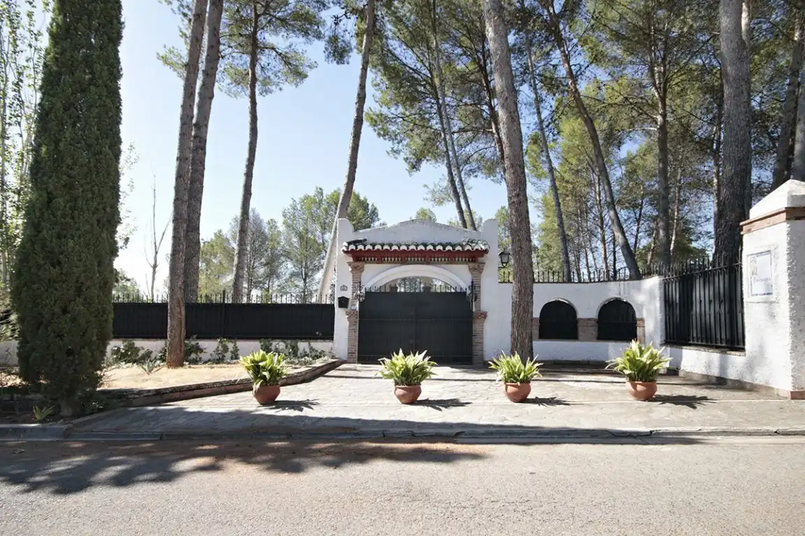 Vista exterior de Casa o xalet en venda en Albolote amb Jardí privat, Piscina i Balcó