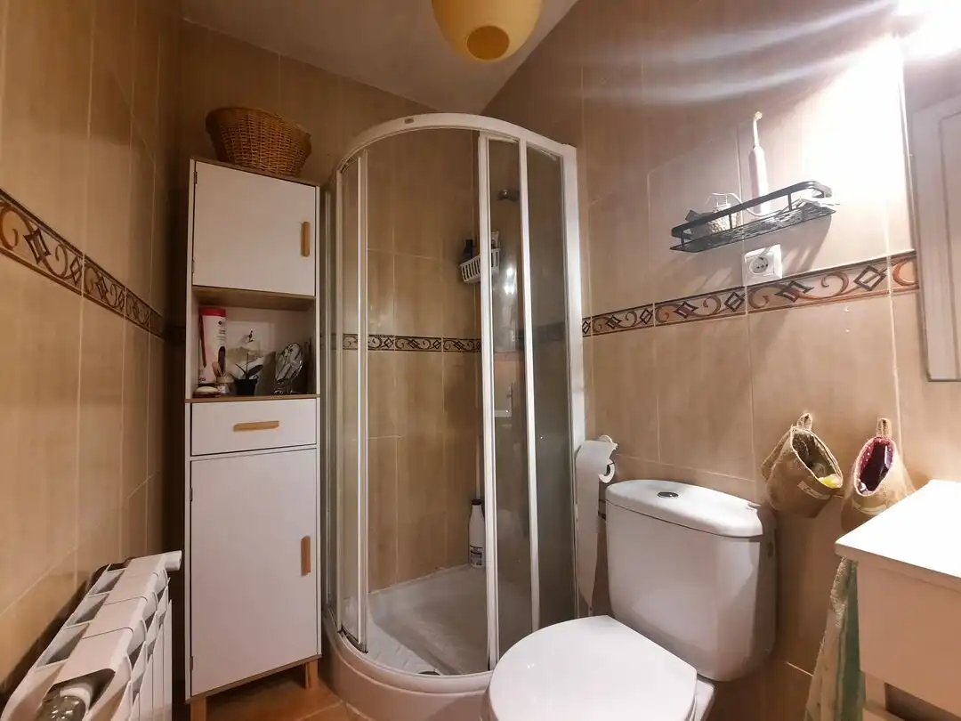 Badezimmer von Einfamilien-Reihenhaus zum Verkauf in Escalona mit Klimaanlage, Heizung und Terrasse