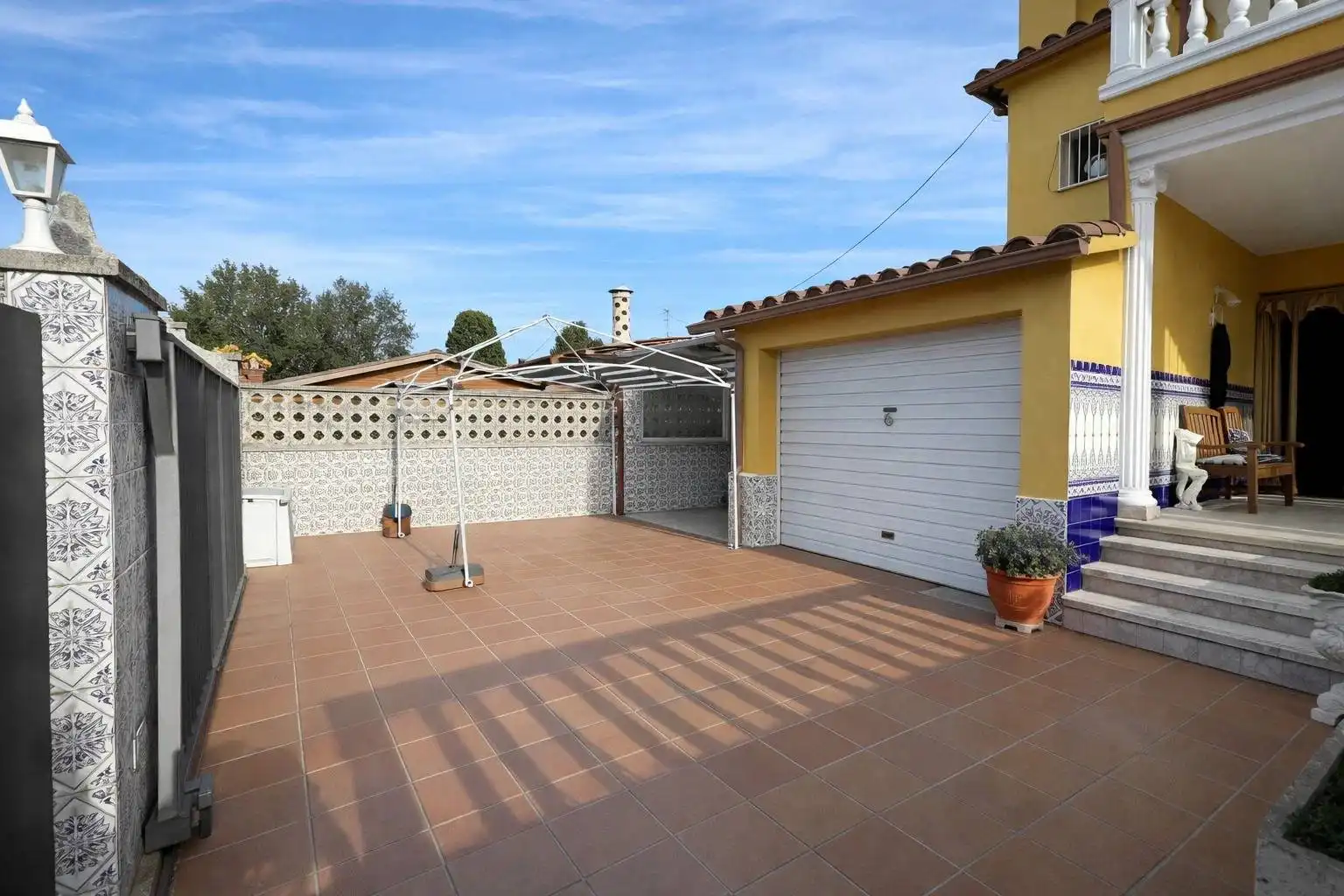 Vista exterior de Casa o xalet en venda en Empuriabrava amb Aire condicionat, Jardí privat i Terrassa