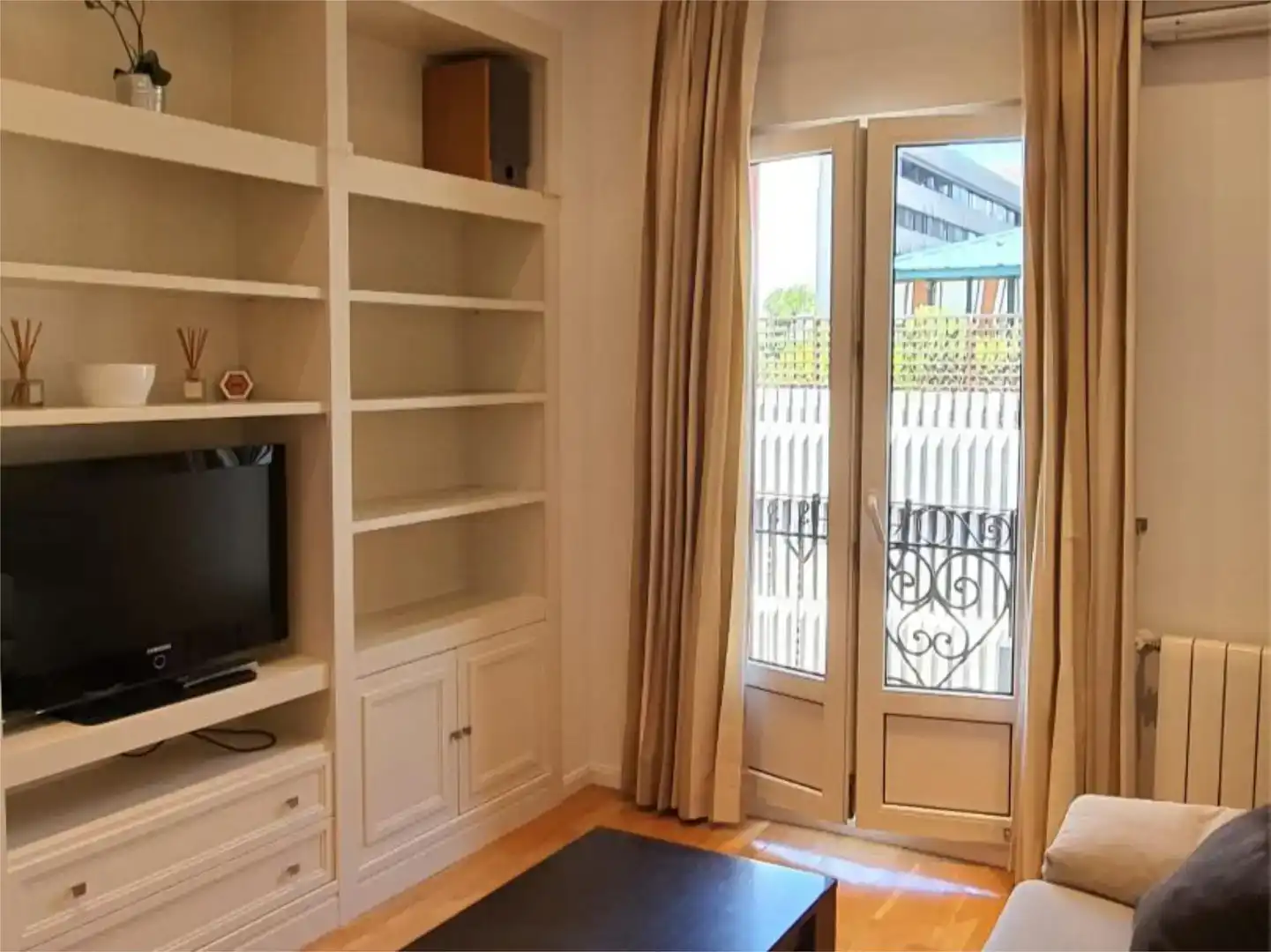 Wohnzimmer von Wohnung zur Miete in  Madrid Capital mit Klimaanlage und Balkon
