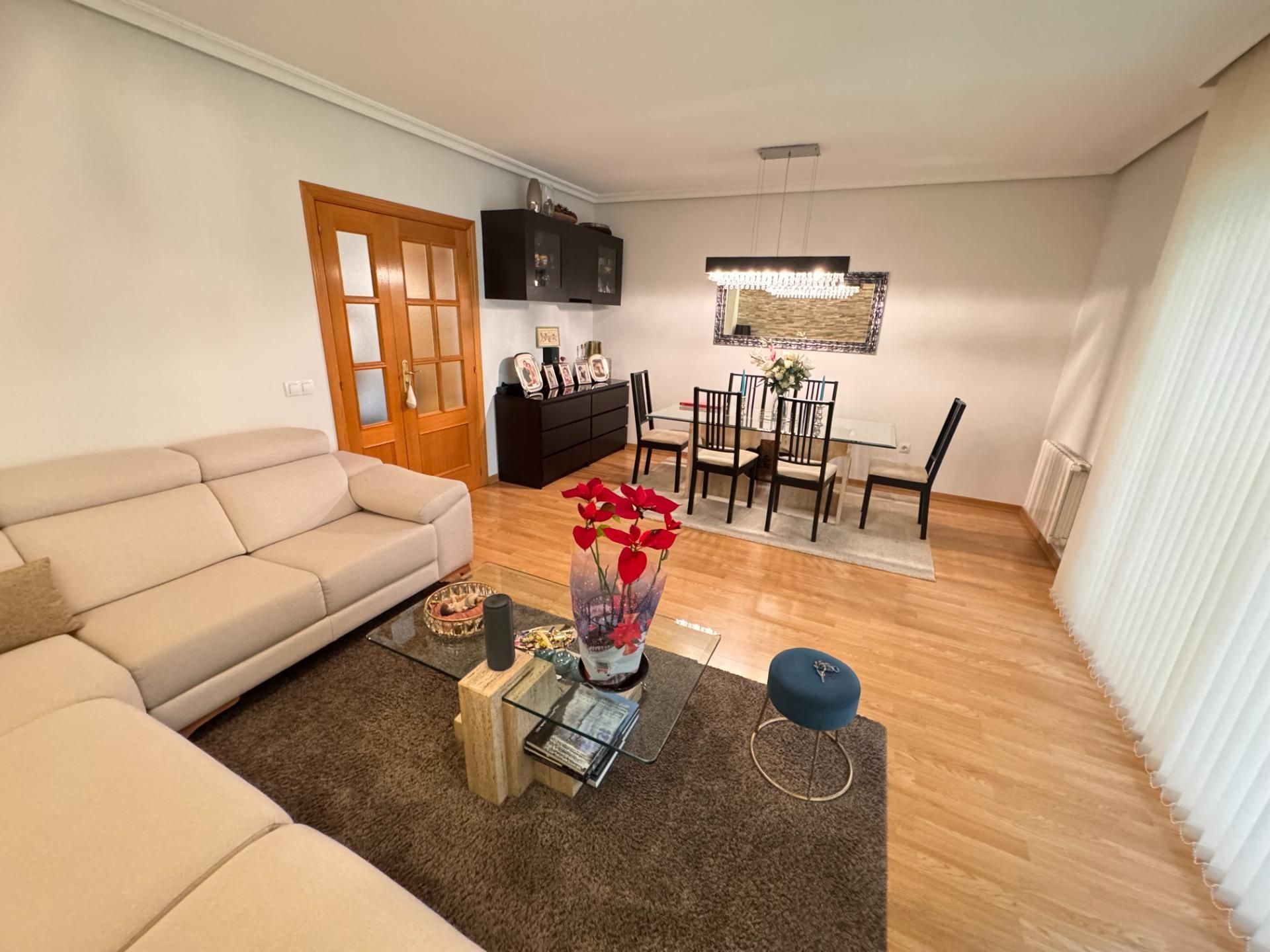 Sala d'estar de Casa adosada en venda en Valdemoro amb Aire condicionat, Calefacció i Jardí privat