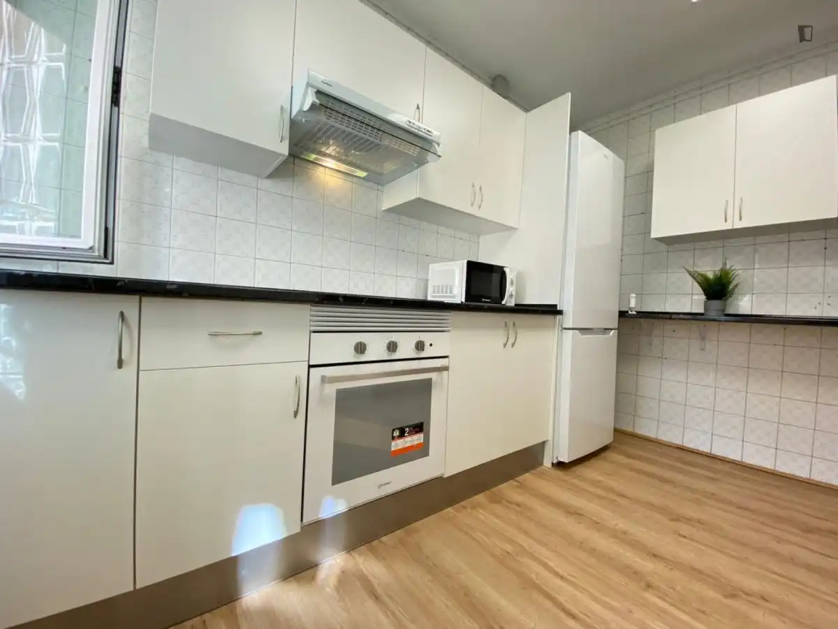 Cuina de Apartament per a compartir en Fuenlabrada amb Calefacció, Moblat i Microones