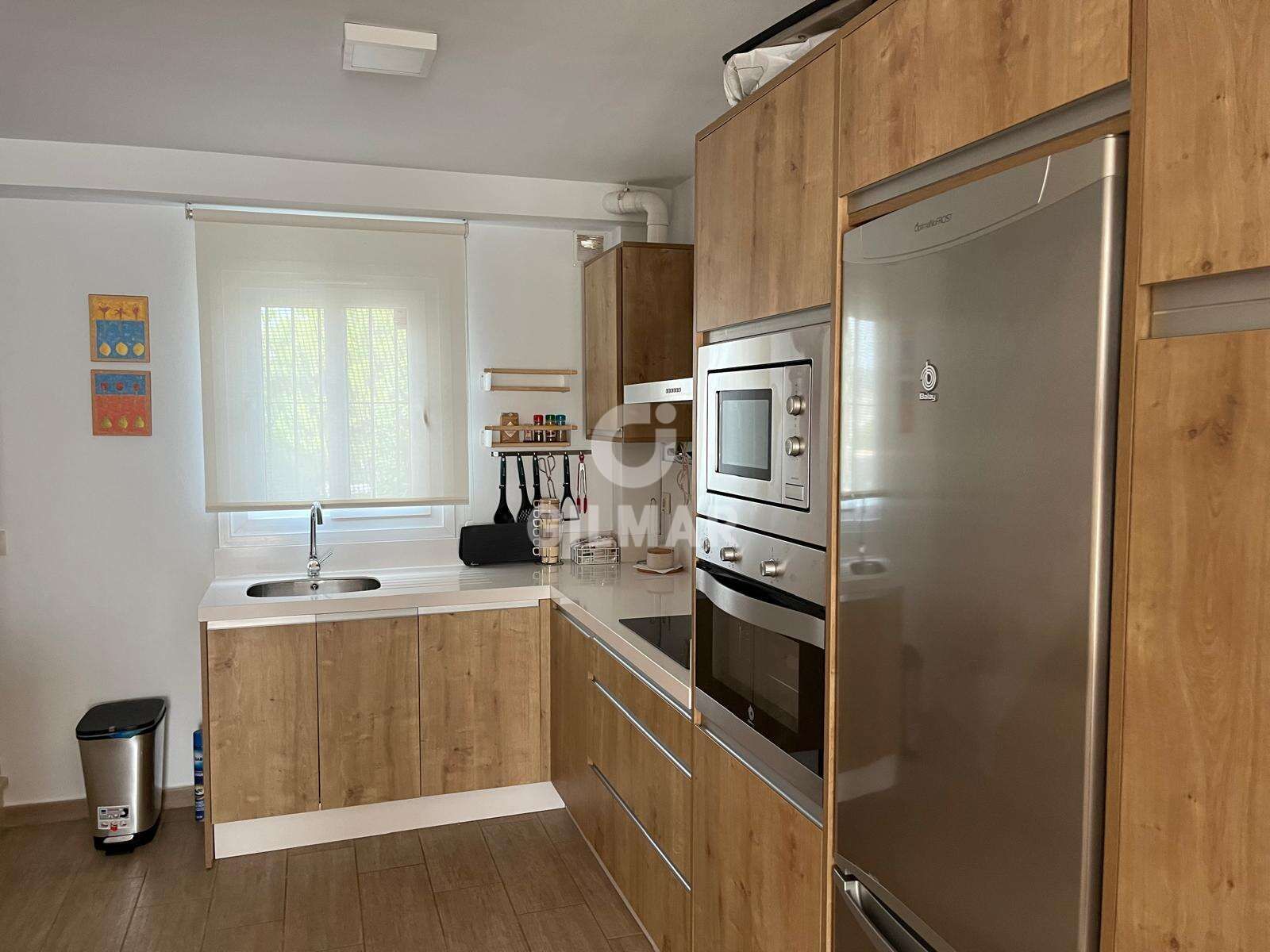 Cuina de Casa adosada en venda en Zahara de los Atunes amb Jardí privat i Piscina