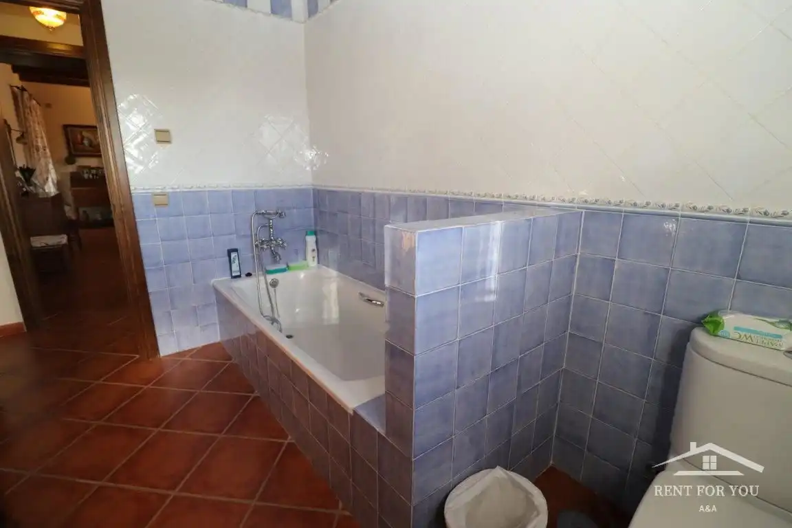Bany de Casa o xalet de lloguer en Alhaurín El Grande amb Aire condicionat, Jardí privat i Terrassa