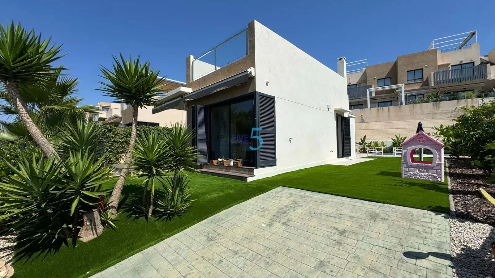 Vista exterior de Casa o xalet en venda en Orihuela amb Aire condicionat, Piscina i Moblat