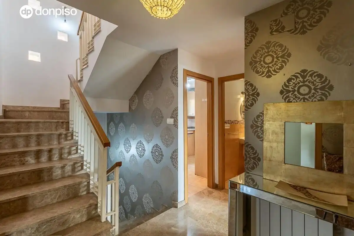 Casa adosada en venta en Jun con Calefacción, Terraza y Trastero